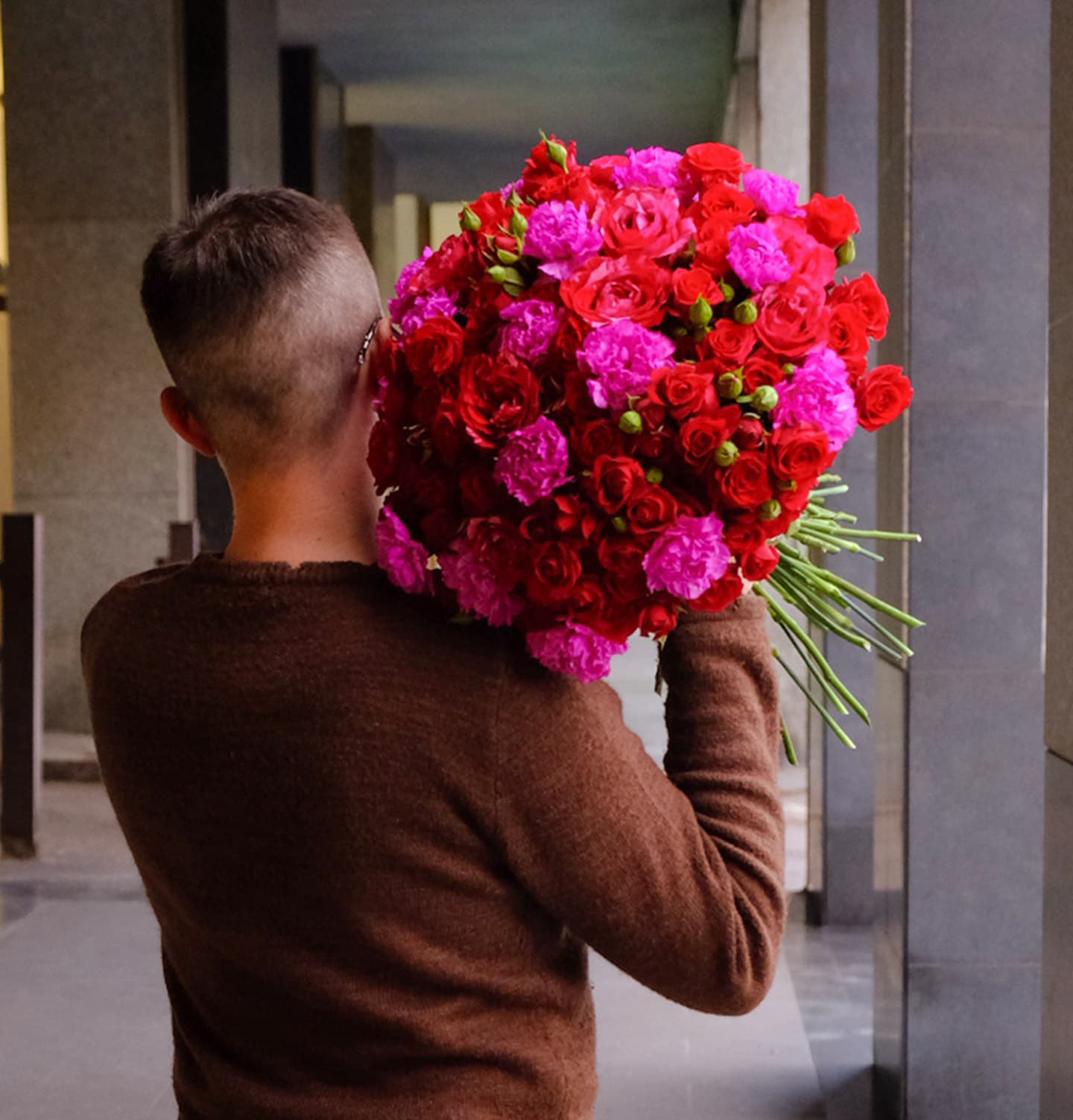 Mazzo di fiori new red passion bouquet fioraio flowerart matteo crugnola negozio di fiori legnano