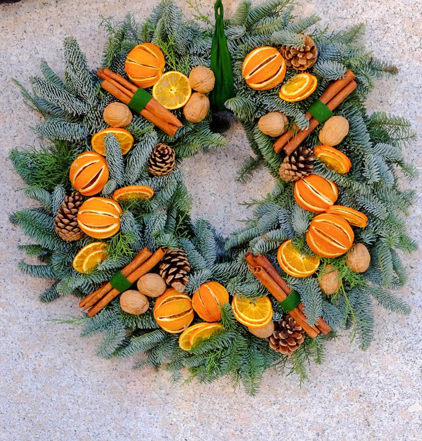 Ghirlanda orange e cinnamon di Natale Flowerart shop online fiorista legnano negozio fiori